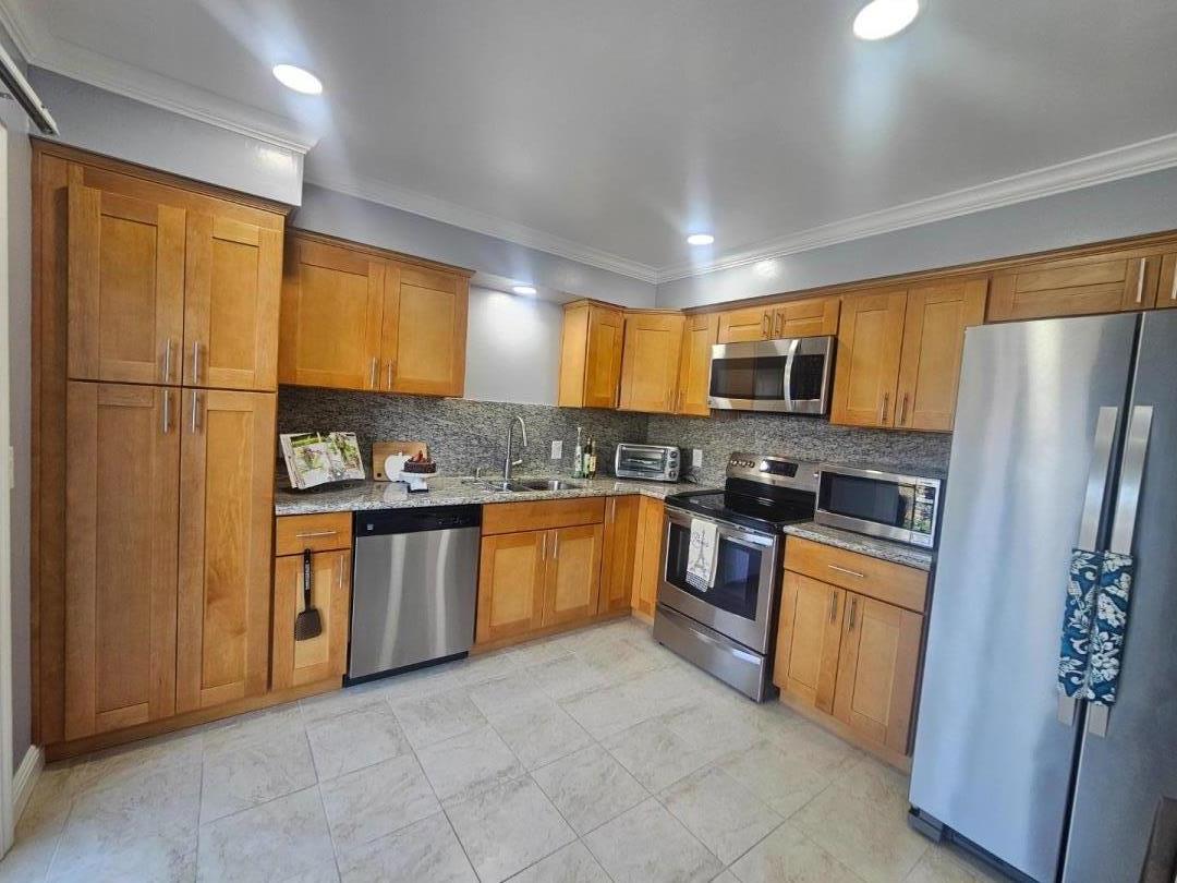 Detail Gallery Image 3 of 7 For 1984 Doxey Dr, San Jose,  CA 95131 - 4 Beds | 2 Baths