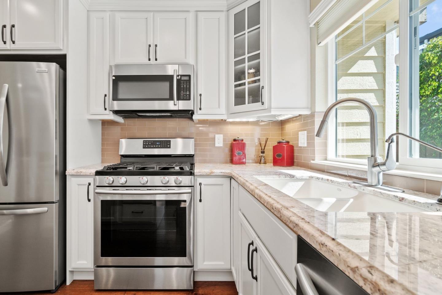 Detail Gallery Image 12 of 40 For 2130 Francesco Cir, Capitola,  CA 95010 - 3 Beds | 2/1 Baths