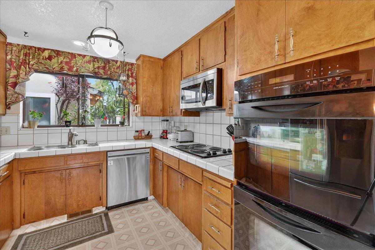 Detail Gallery Image 10 of 54 For 290 Joes Ln, Hollister,  CA 95023 - 2 Beds | 2/1 Baths