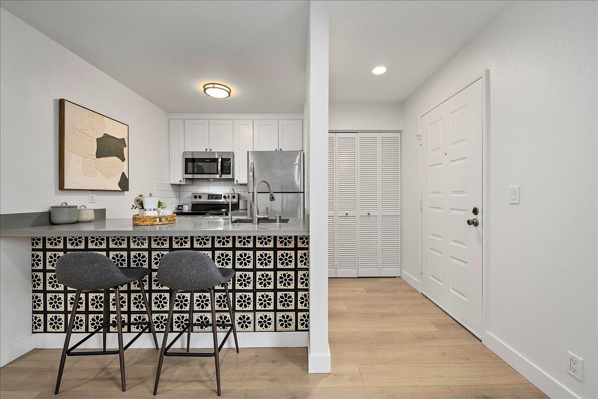 Detail Gallery Image 2 of 15 For 295 Stonegate Cir, San Jose,  CA 95110 - 1 Beds | 1 Baths