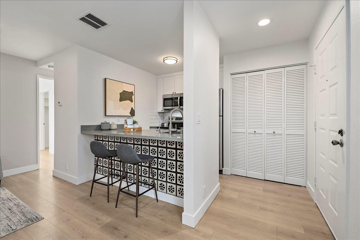 Detail Gallery Image 3 of 15 For 295 Stonegate Cir, San Jose,  CA 95110 - 1 Beds | 1 Baths