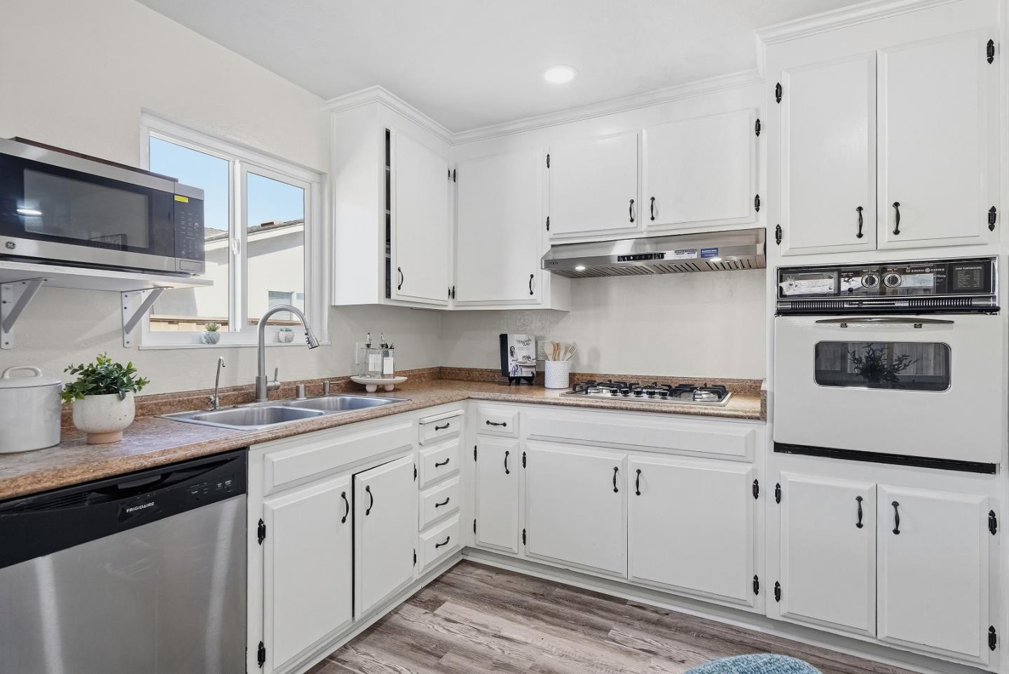 Detail Gallery Image 8 of 32 For 5083 Trenary Way, San Jose,  CA 95118 - 3 Beds | 2 Baths