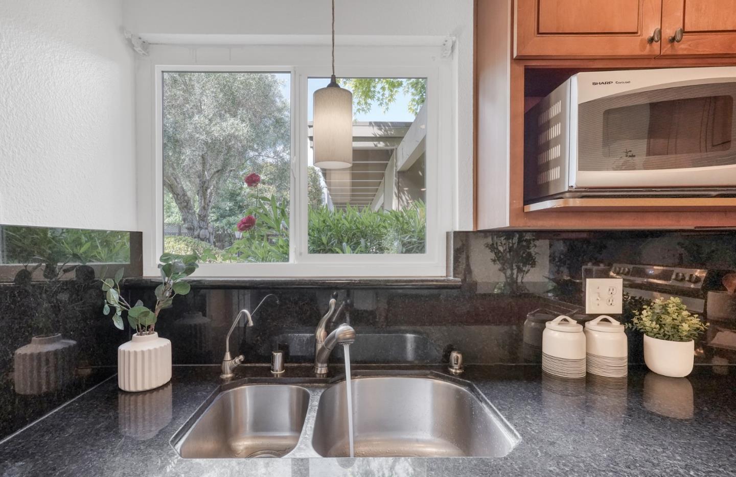 Detail Gallery Image 11 of 37 For 1921 Rock St #20,  Mountain View,  CA 94043 - 2 Beds | 1/1 Baths