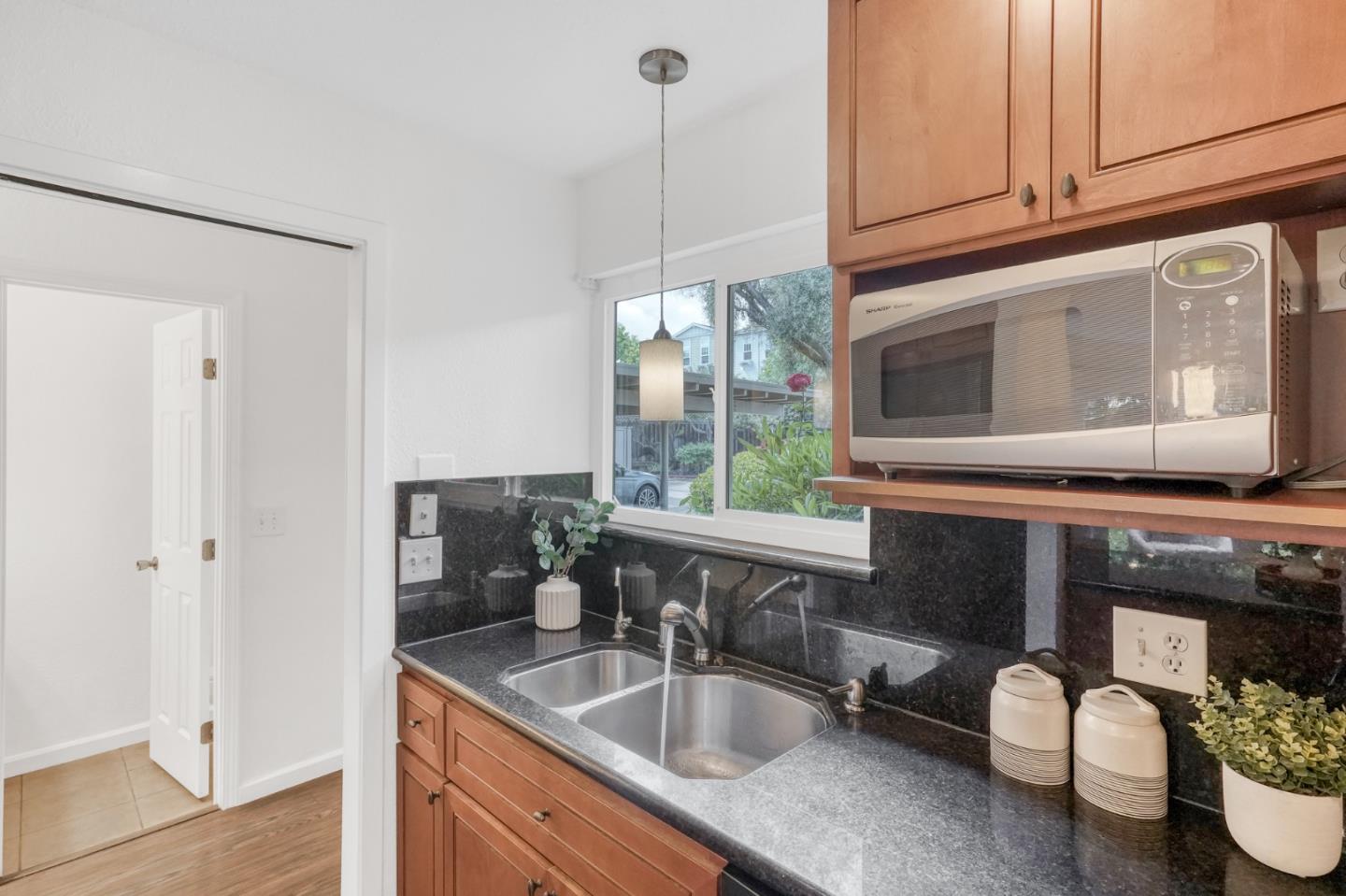 Detail Gallery Image 12 of 37 For 1921 Rock St #20,  Mountain View,  CA 94043 - 2 Beds | 1/1 Baths