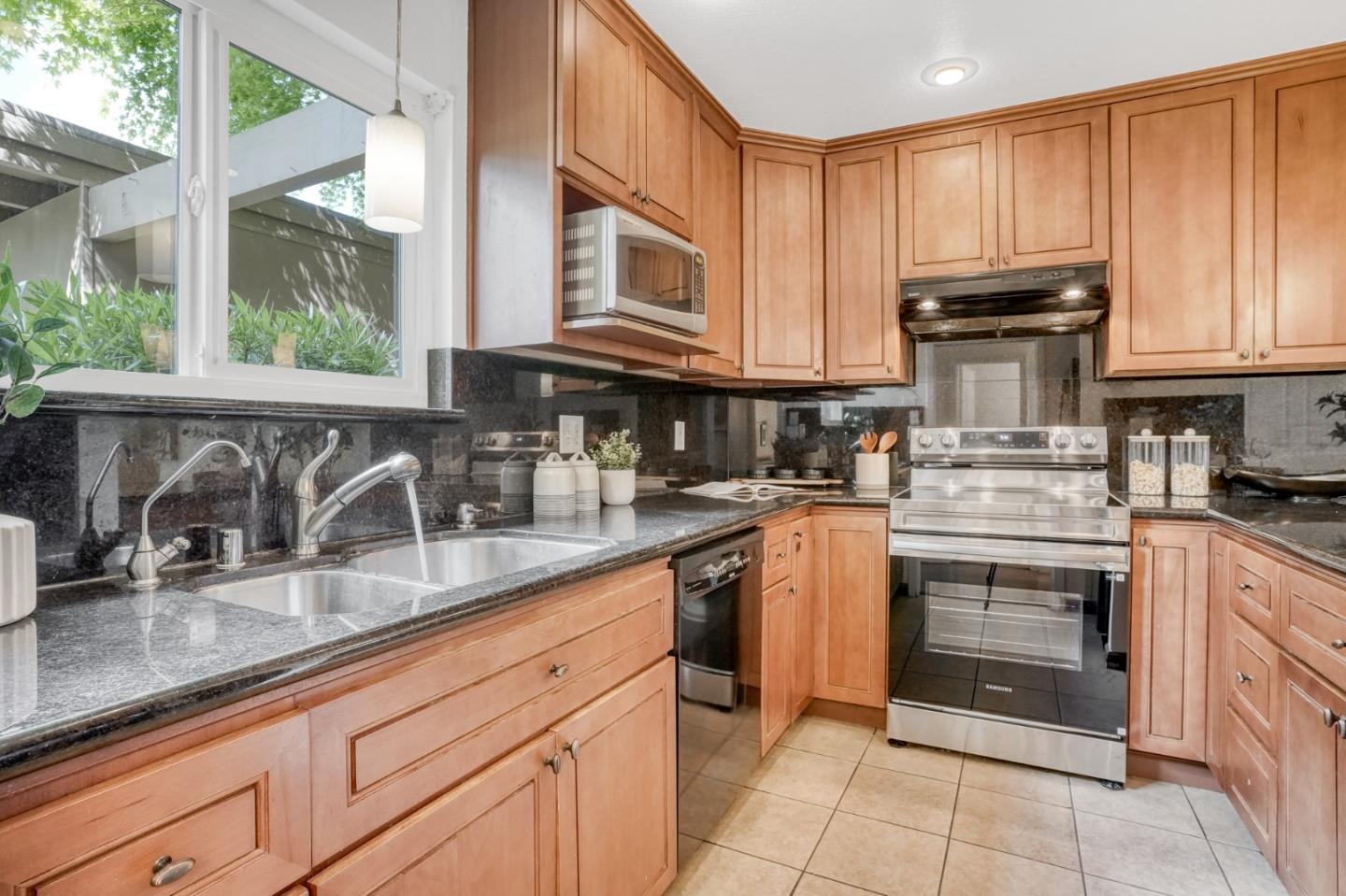 Detail Gallery Image 9 of 37 For 1921 Rock St #20,  Mountain View,  CA 94043 - 2 Beds | 1/1 Baths