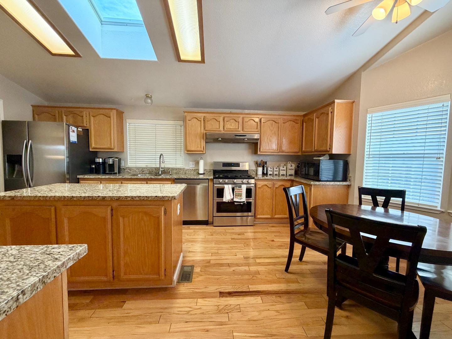 Detail Gallery Image 9 of 21 For 120 Dixon Landing Rd #147,  Milpitas,  CA 95035 - 3 Beds | 2 Baths