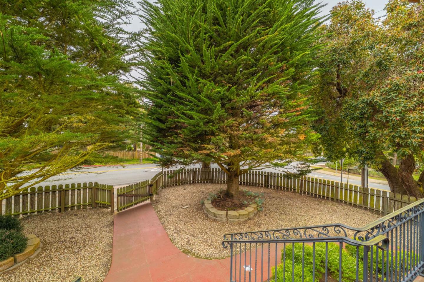 Detail Gallery Image 10 of 12 For 990 Sinex Ave, Pacific Grove,  CA 93950 - 4 Beds | 2/1 Baths