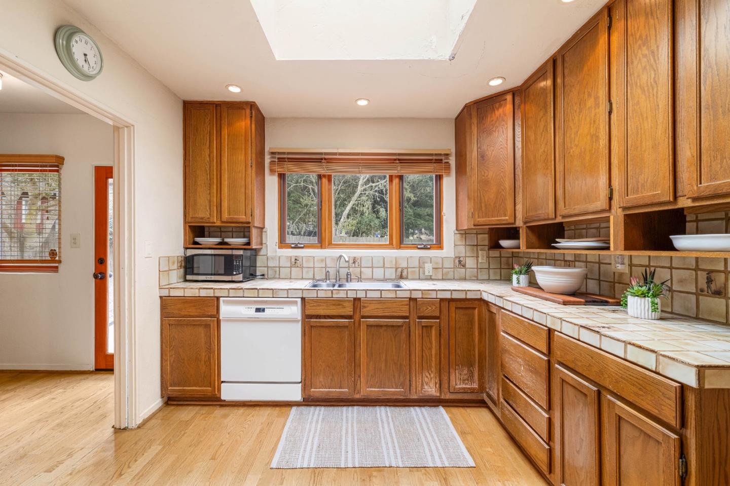 Detail Gallery Image 19 of 41 For 990 Sinex Ave, Pacific Grove,  CA 93950 - 4 Beds | 2/1 Baths