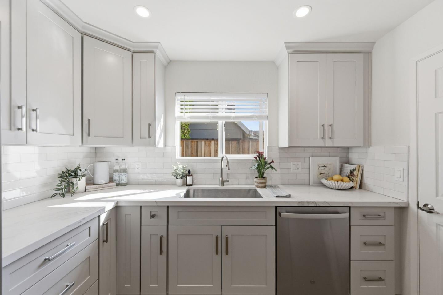 Detail Gallery Image 12 of 37 For 1932 Lotman Dr, Santa Cruz,  CA 95062 - 4 Beds | 2 Baths