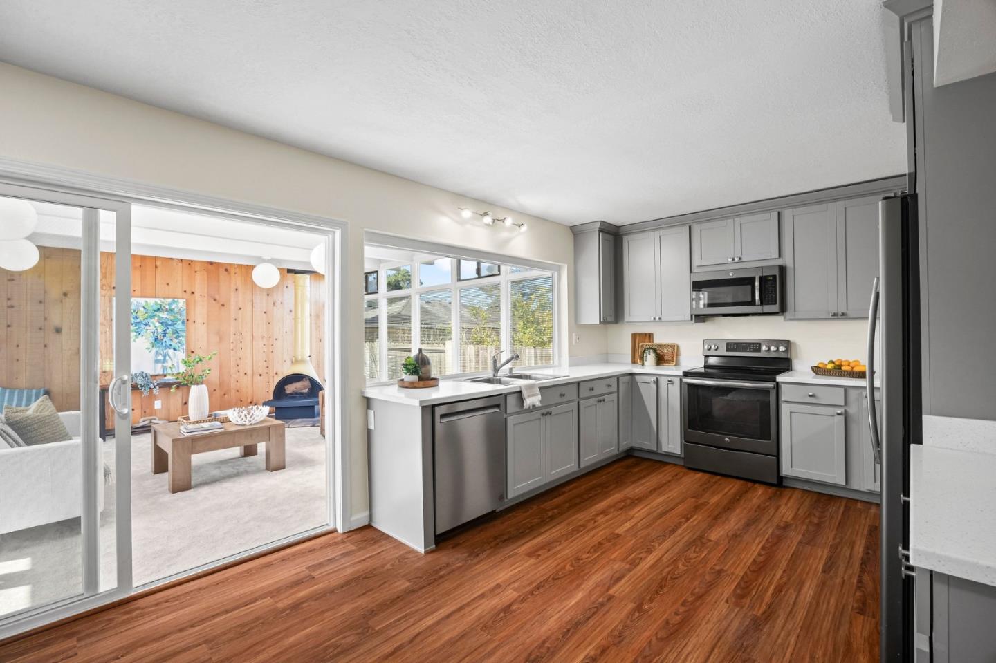 Detail Gallery Image 14 of 52 For 881 Terry St, Monterey,  CA 93940 - 3 Beds | 2/1 Baths