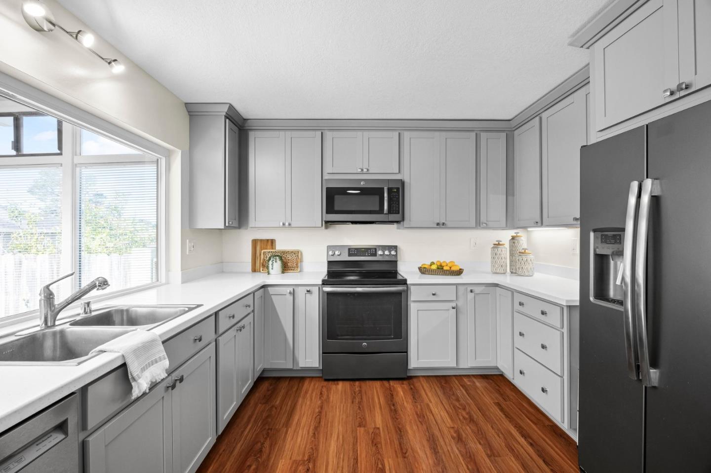 Detail Gallery Image 15 of 52 For 881 Terry St, Monterey,  CA 93940 - 3 Beds | 2/1 Baths