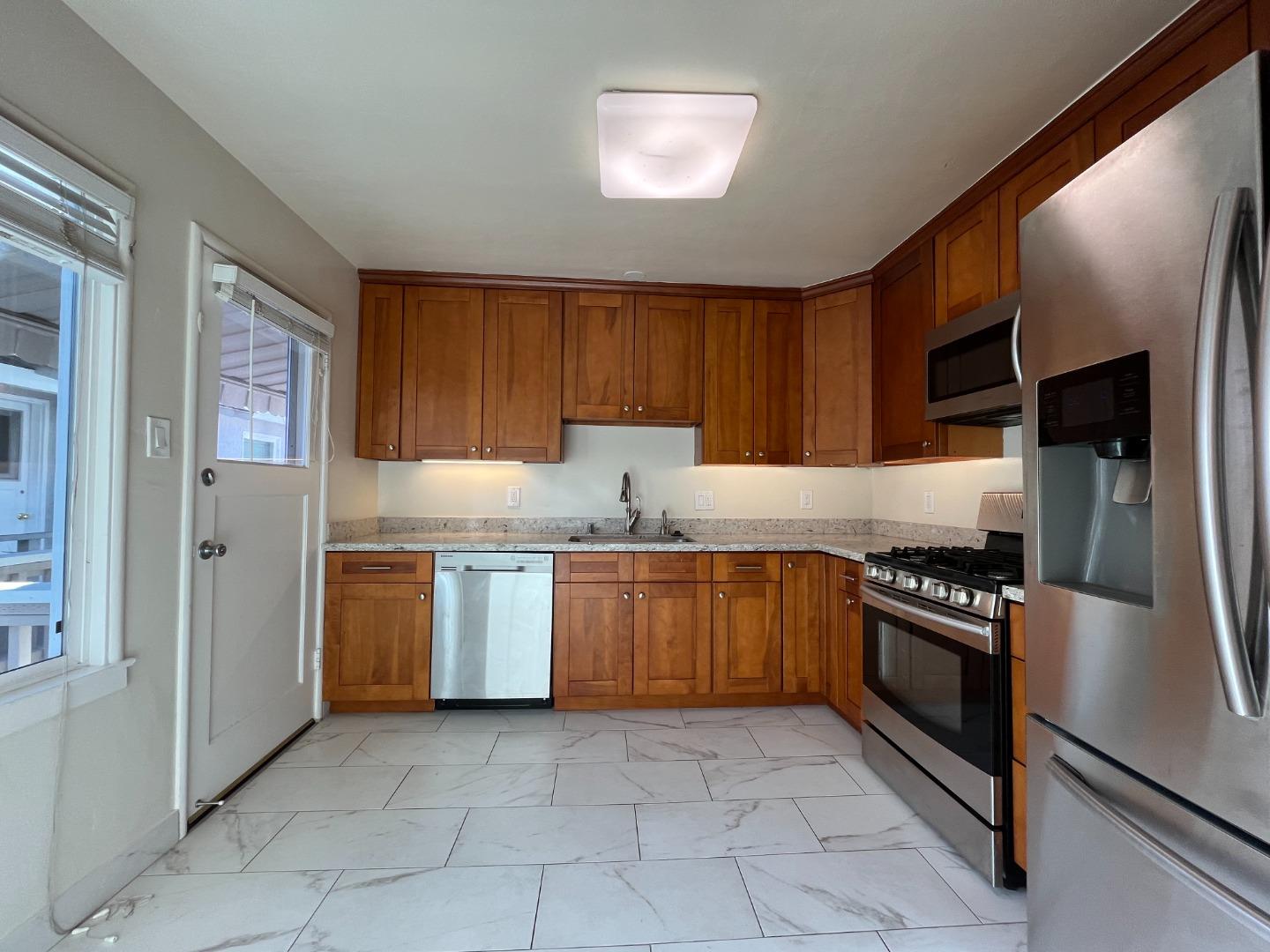 Detail Gallery Image 4 of 17 For 860 Live Oak Ave #3,  Menlo Park,  CA 94025 - 2 Beds | 1 Baths