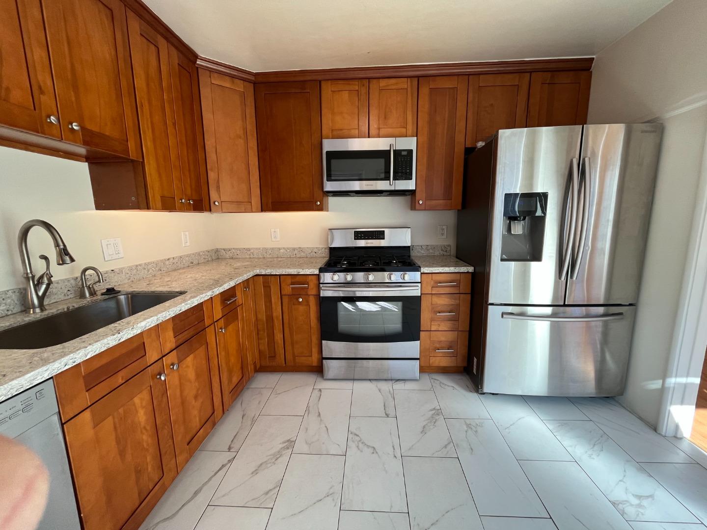 Detail Gallery Image 5 of 17 For 860 Live Oak Ave #3,  Menlo Park,  CA 94025 - 2 Beds | 1 Baths