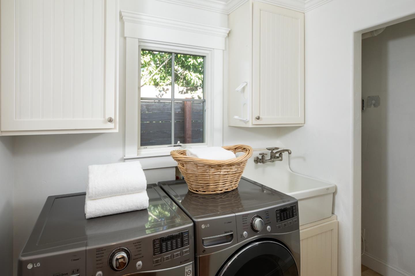 Detail Gallery Image 9 of 24 For 709 Orange Ave, Los Altos,  CA 94022 - 3 Beds | 2 Baths