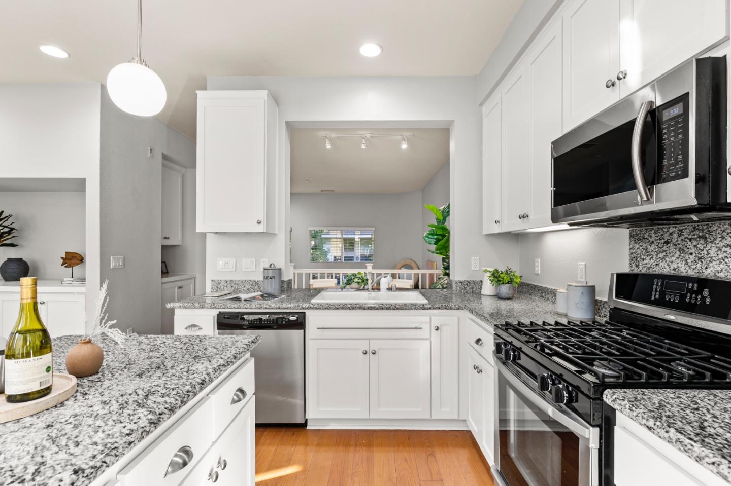 Detail Gallery Image 7 of 35 For 171 Bel Air Ct, Mountain View,  CA 94043 - 3 Beds | 2/1 Baths