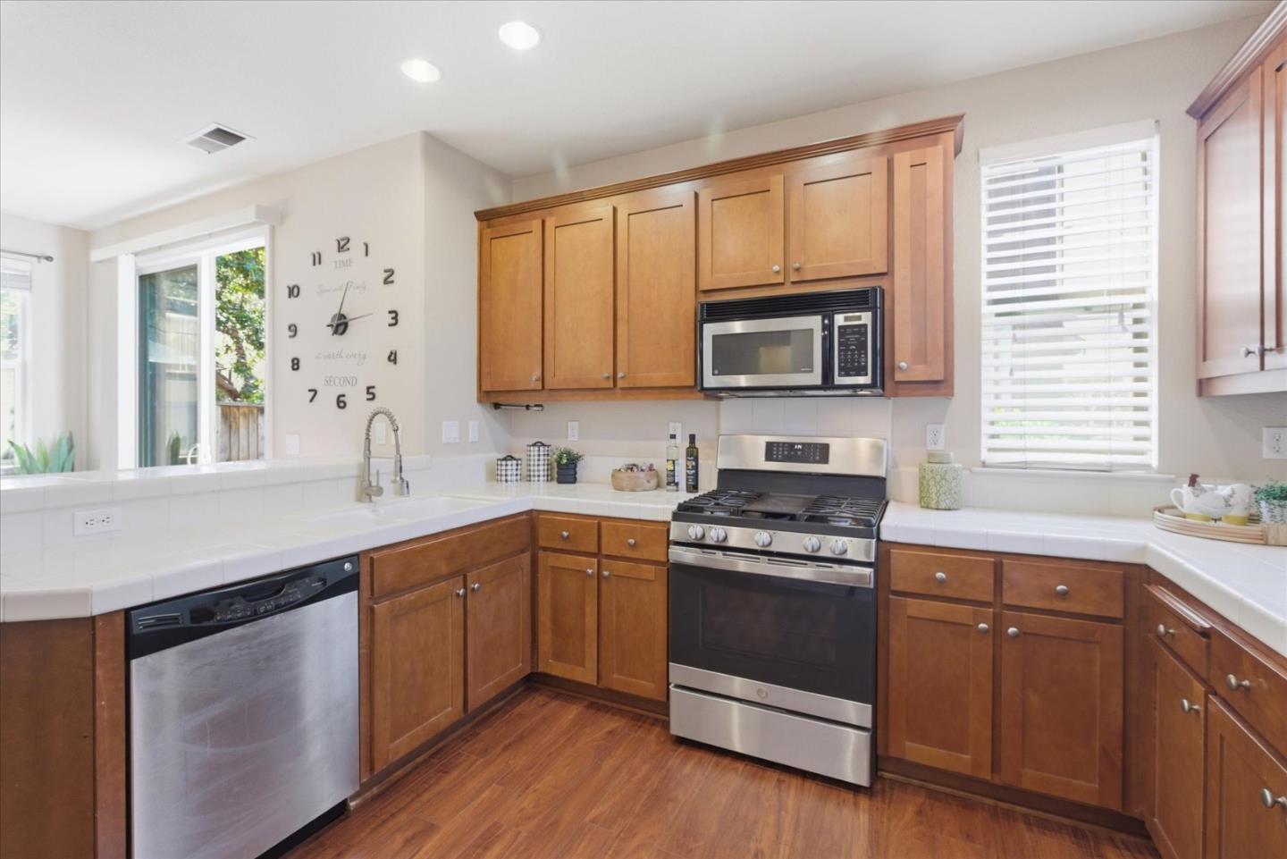 Detail Gallery Image 16 of 55 For 730 Tennyson Dr, Gilroy,  CA 95020 - 3 Beds | 2/1 Baths