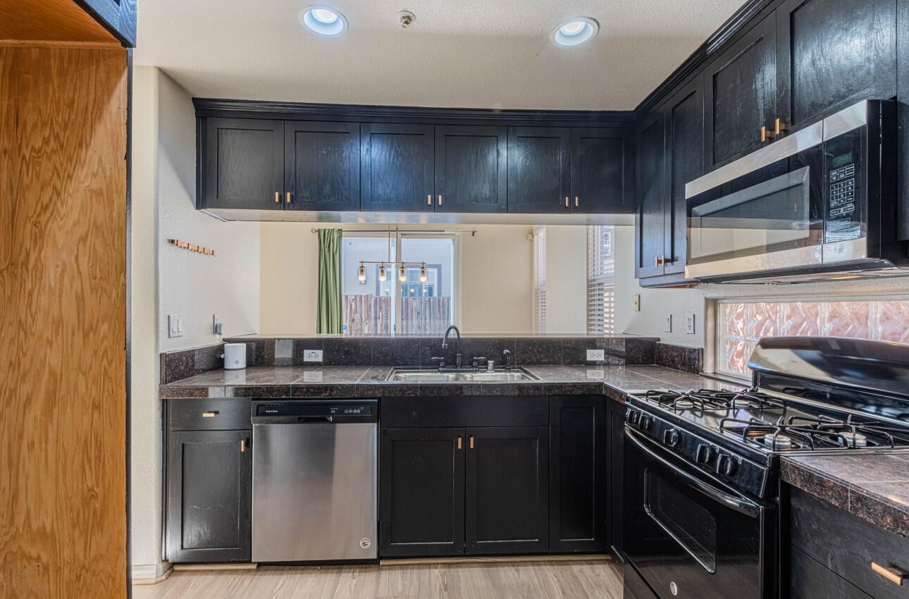 Detail Gallery Image 12 of 25 For 980 Longfellow Dr, Salinas,  CA 93906 - 3 Beds | 2/1 Baths