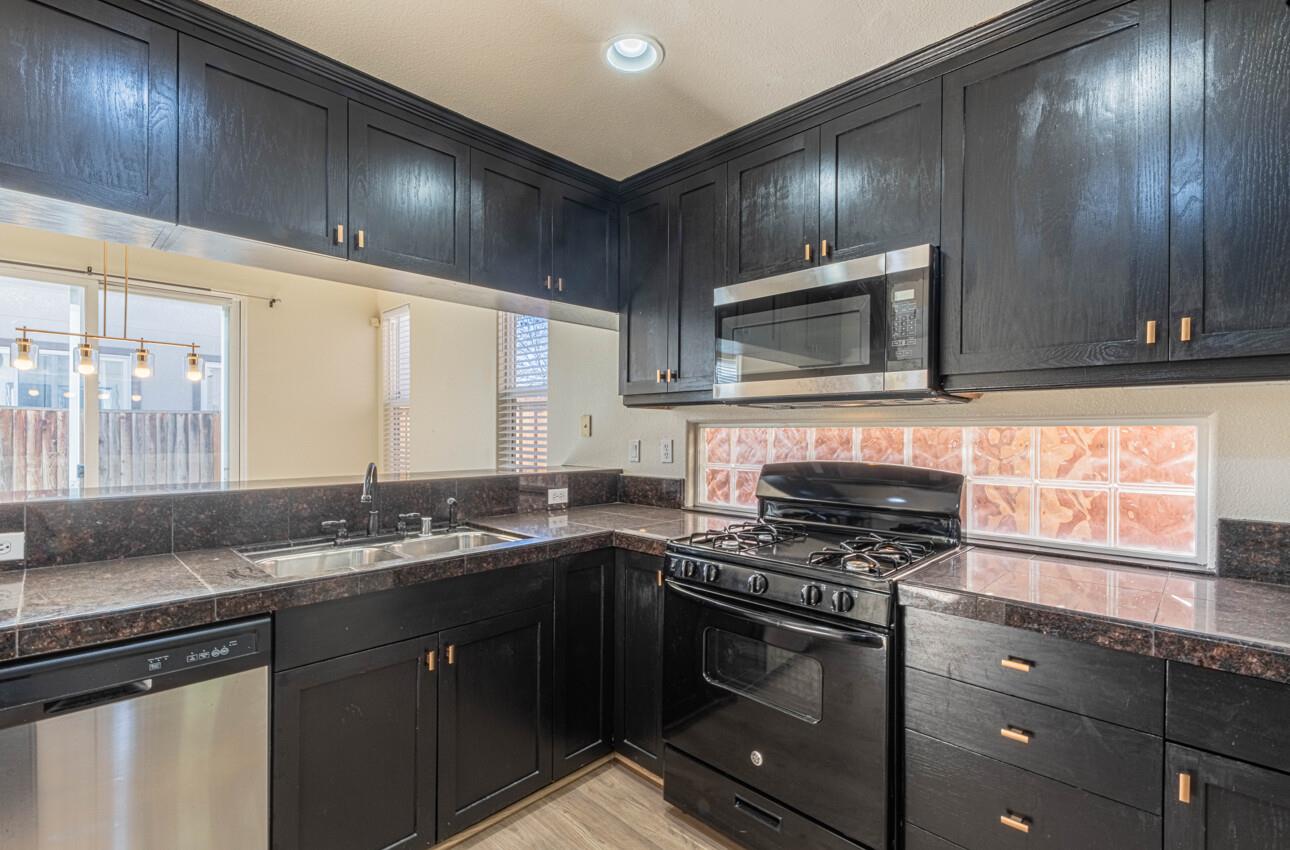 Detail Gallery Image 13 of 25 For 980 Longfellow Dr, Salinas,  CA 93906 - 3 Beds | 2/1 Baths