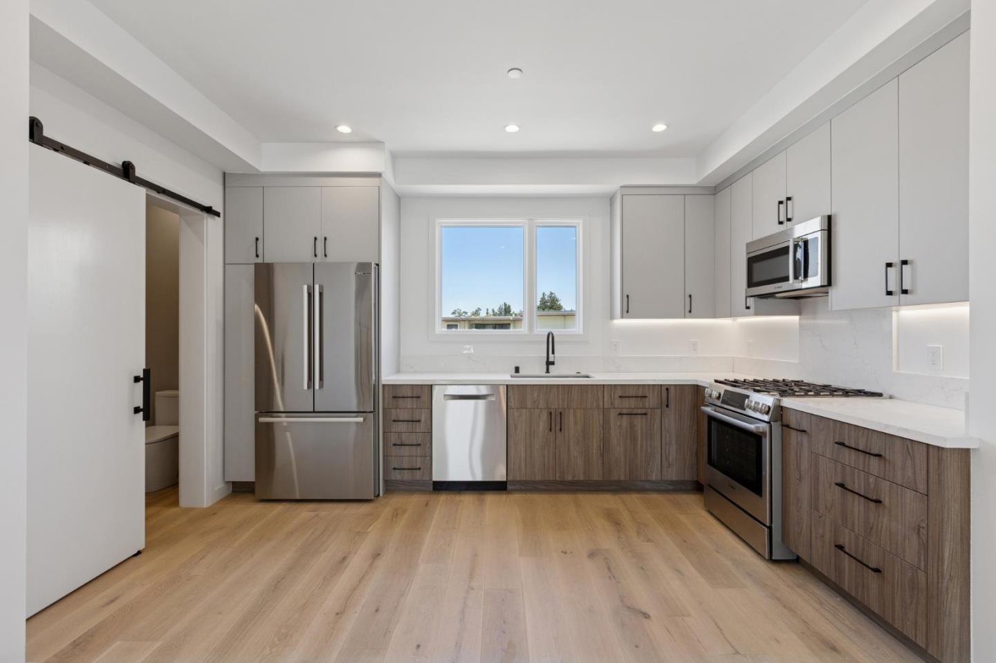 Detail Gallery Image 12 of 38 For 1433 Floribunda Ave #6,  Burlingame,  CA 94010 - 2 Beds | 2/1 Baths