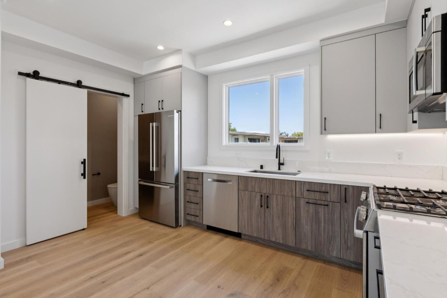 Detail Gallery Image 16 of 38 For 1433 Floribunda Ave #6,  Burlingame,  CA 94010 - 2 Beds | 2/1 Baths