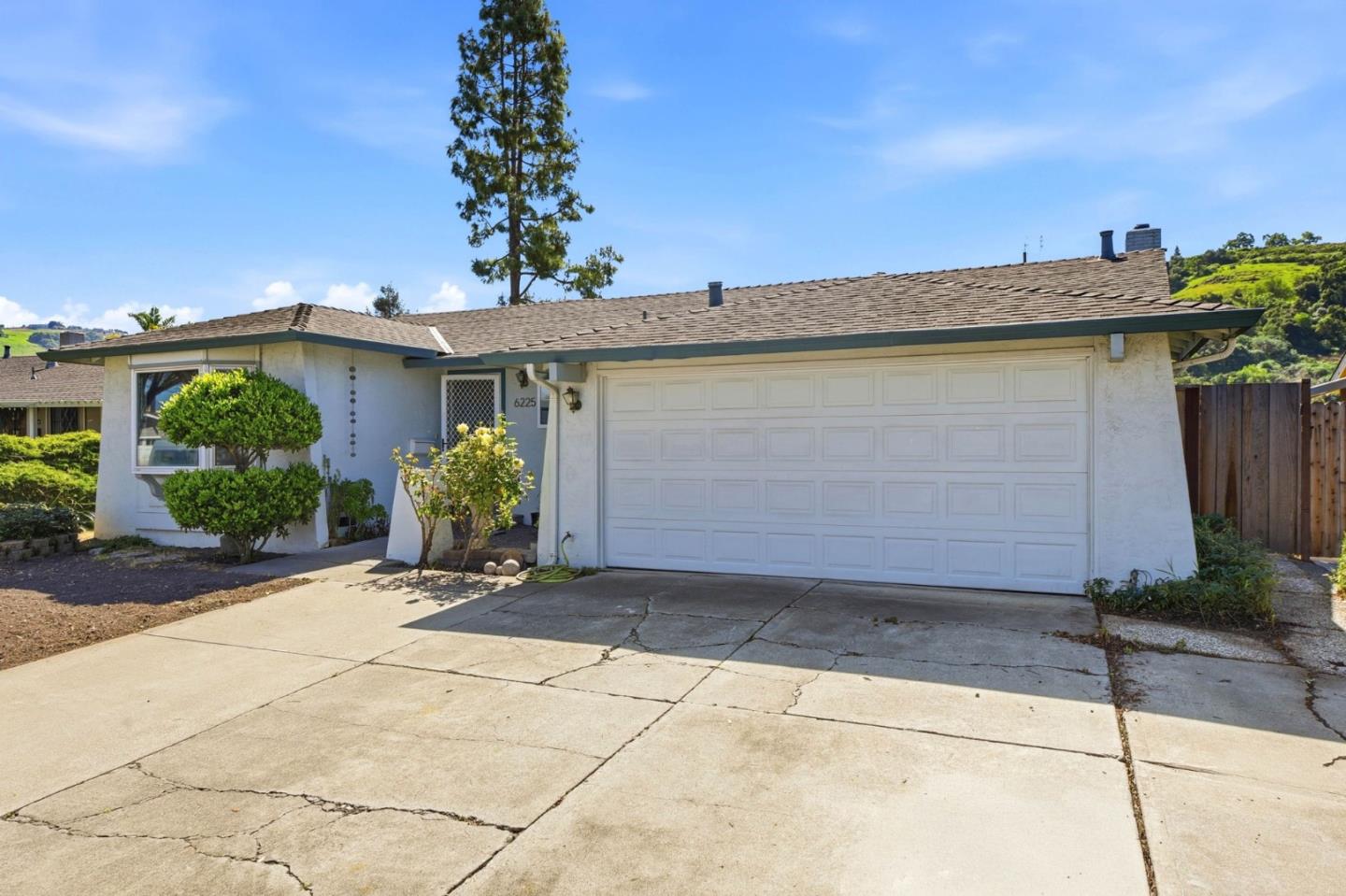 Detail Gallery Image 2 of 30 For 6225 Gunter Way, San Jose,  CA 95123 - 3 Beds | 2 Baths