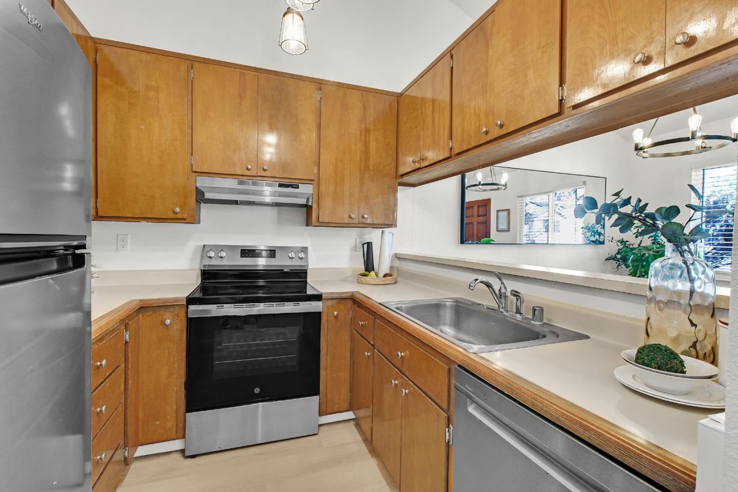 Detail Gallery Image 4 of 30 For 452 Coyote Creek Cir, San Jose,  CA 95116 - 2 Beds | 2 Baths