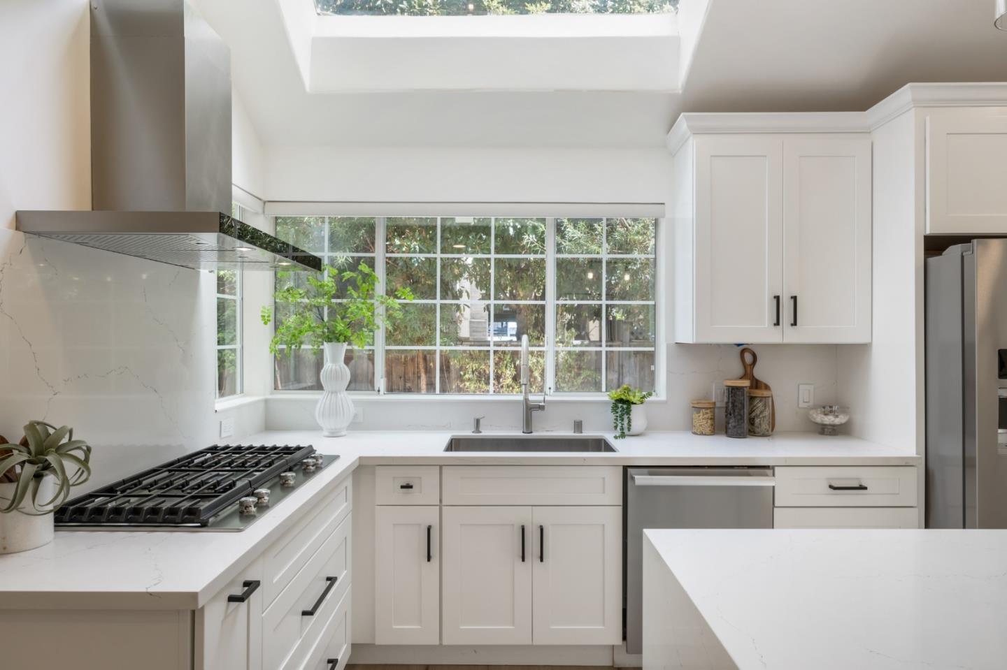 Detail Gallery Image 11 of 30 For 2064 Rialto Ct, Mountain View,  CA 94043 - 3 Beds | 2/1 Baths