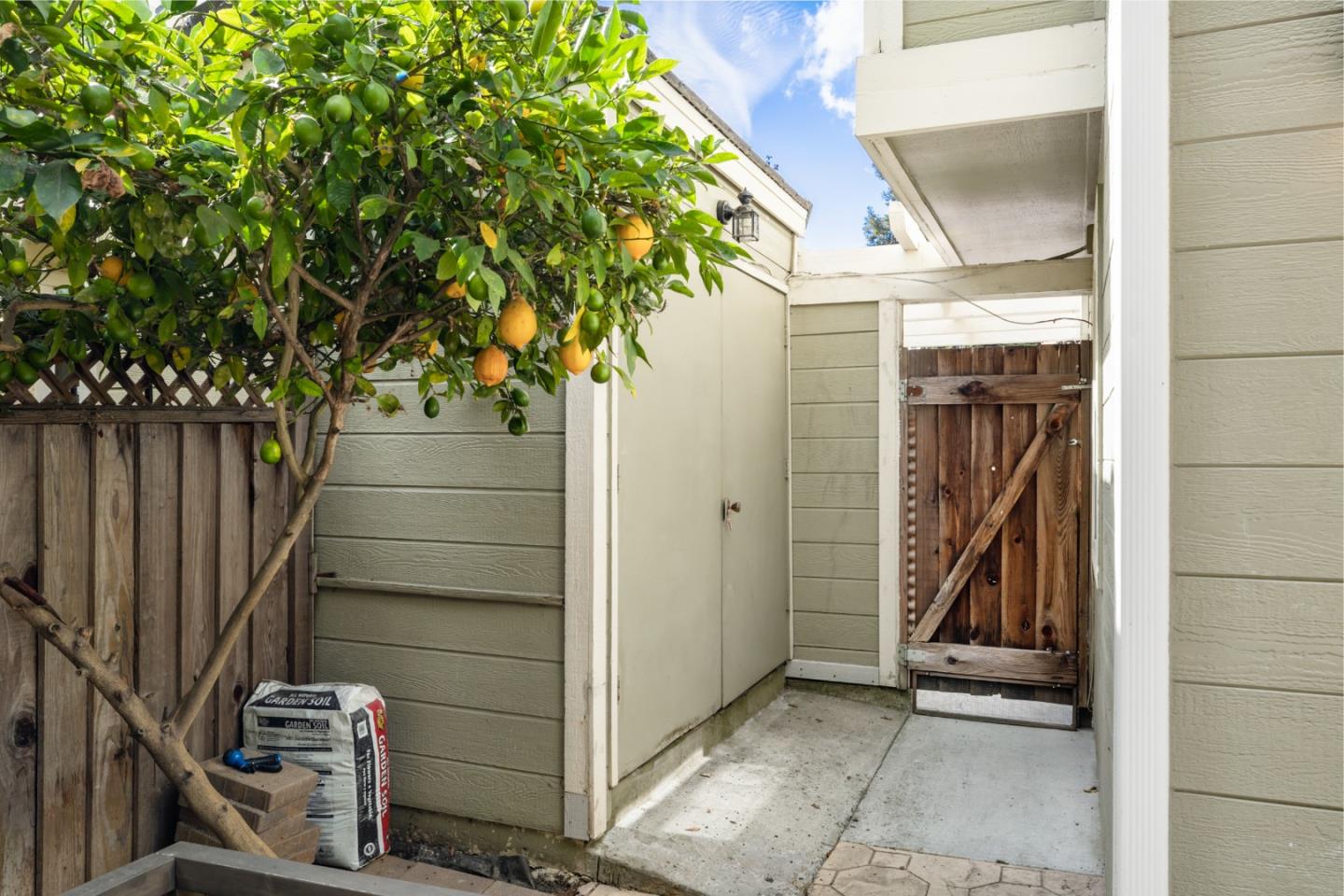 Detail Gallery Image 24 of 30 For 2064 Rialto Ct, Mountain View,  CA 94043 - 3 Beds | 2/1 Baths