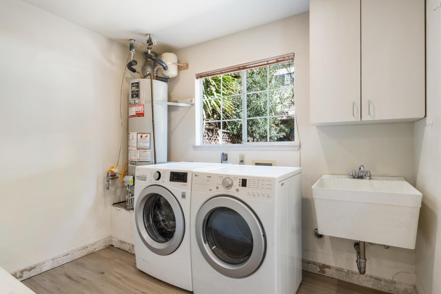 Detail Gallery Image 27 of 30 For 2064 Rialto Ct, Mountain View,  CA 94043 - 3 Beds | 2/1 Baths