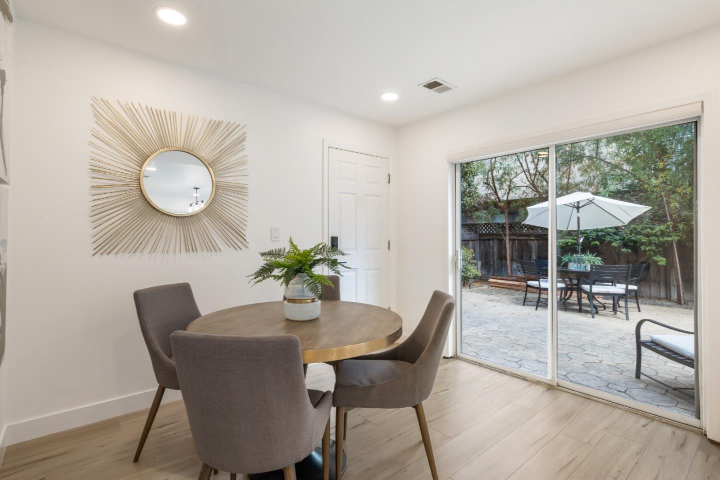 Detail Gallery Image 6 of 30 For 2064 Rialto Ct, Mountain View,  CA 94043 - 3 Beds | 2/1 Baths