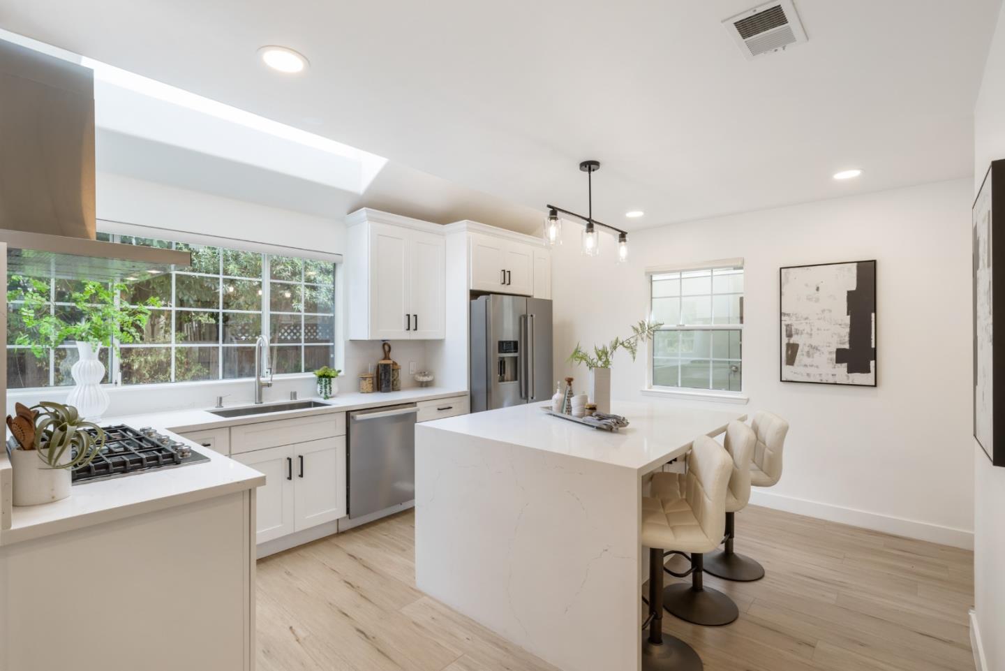 Detail Gallery Image 8 of 30 For 2064 Rialto Ct, Mountain View,  CA 94043 - 3 Beds | 2/1 Baths