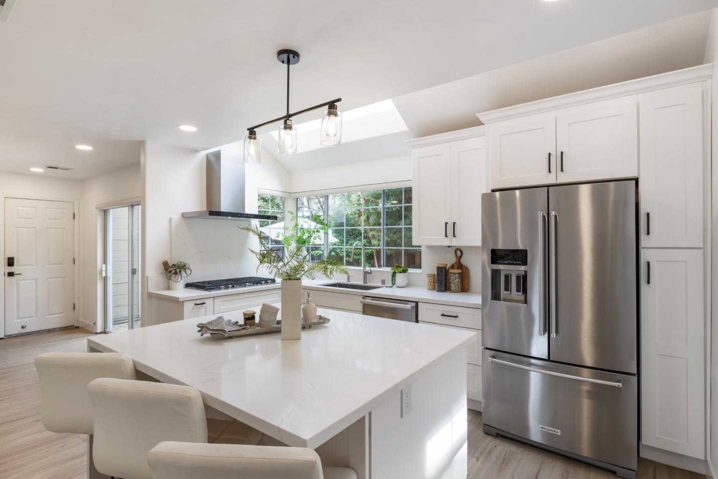 Detail Gallery Image 9 of 30 For 2064 Rialto Ct, Mountain View,  CA 94043 - 3 Beds | 2/1 Baths