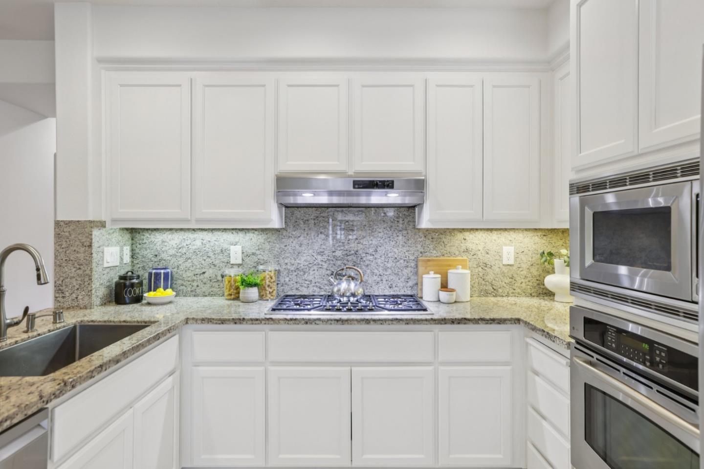 Detail Gallery Image 15 of 66 For 3866 Evangelho Cir, San Jose,  CA 95148 - 3 Beds | 2/1 Baths