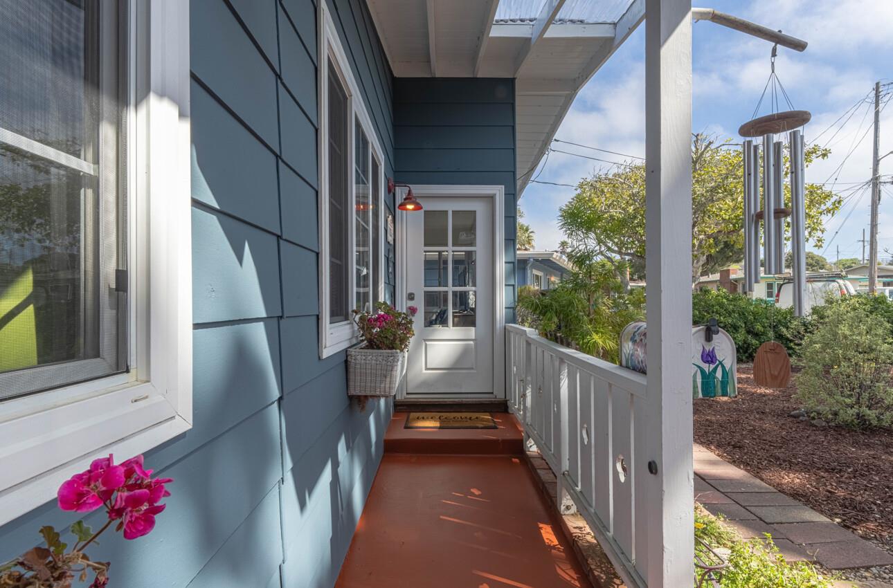 Detail Gallery Image 4 of 27 For 1135 Madera Ct, Seaside,  CA 93955 - 3 Beds | 2 Baths