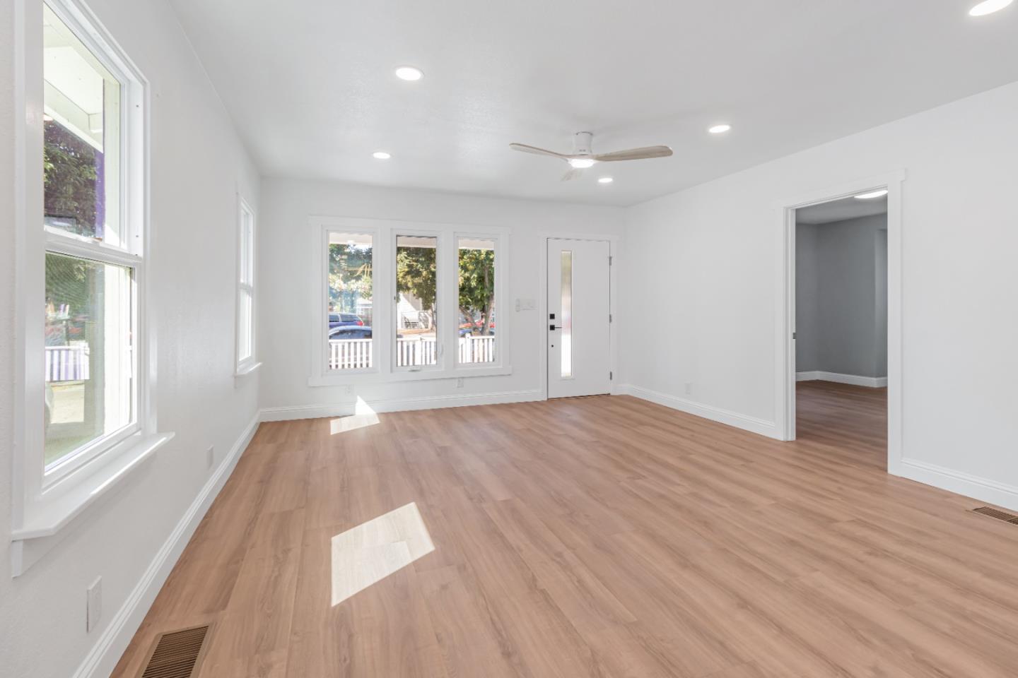 Detail Gallery Image 11 of 34 For 962 S 10th St, San Jose,  CA 95112 - 4 Beds | 2/1 Baths