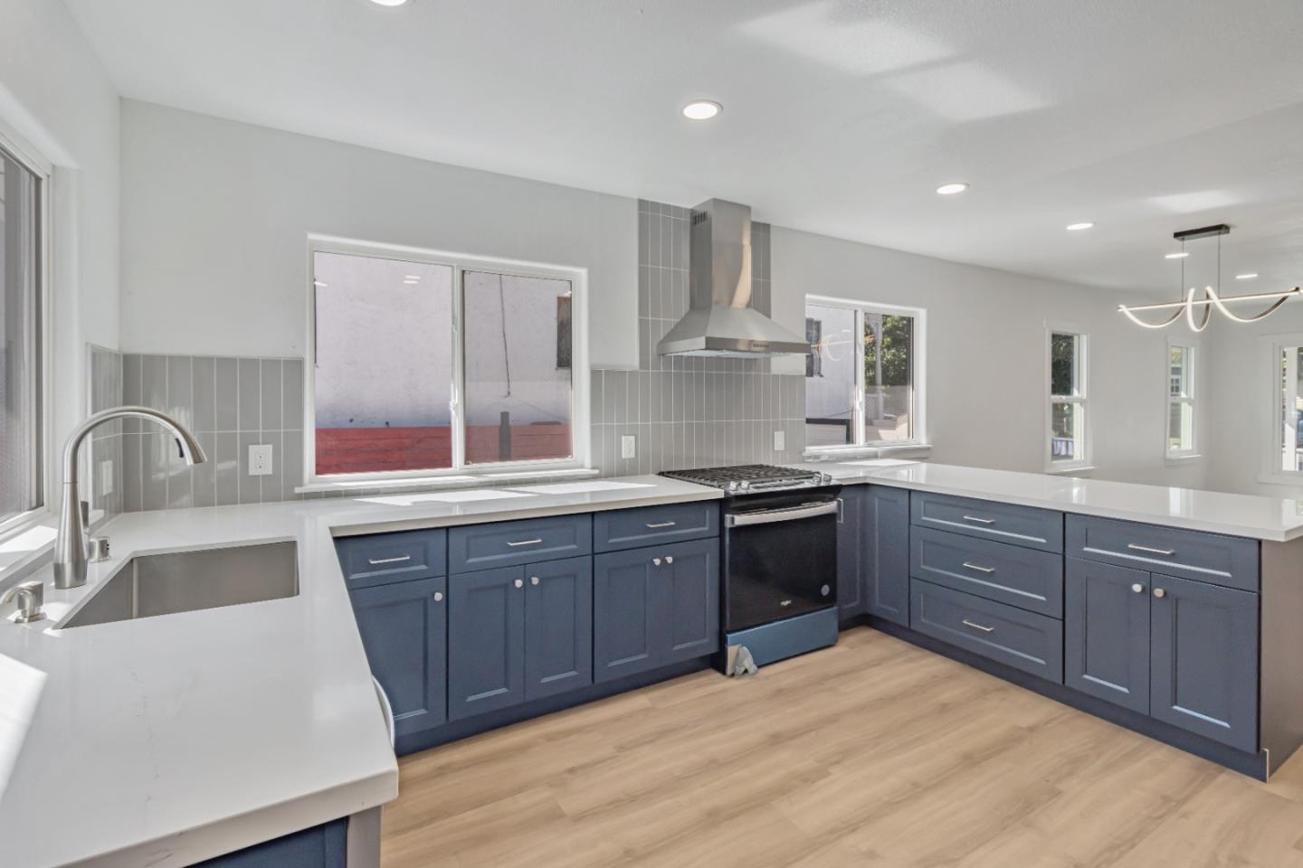 Detail Gallery Image 14 of 34 For 962 S 10th St, San Jose,  CA 95112 - 4 Beds | 2/1 Baths