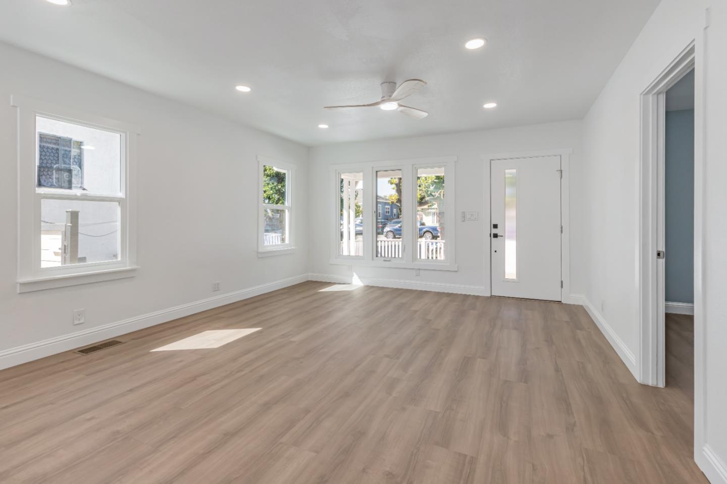 Detail Gallery Image 9 of 34 For 962 S 10th St, San Jose,  CA 95112 - 4 Beds | 2/1 Baths