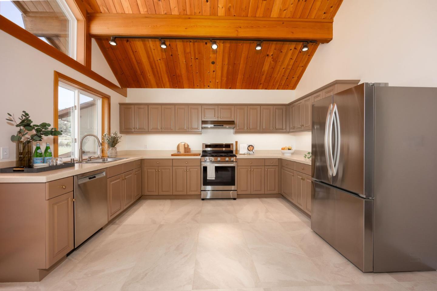 Detail Gallery Image 10 of 53 For 350 6th Ave, Half Moon Bay,  CA 94019 - 3 Beds | 2/1 Baths