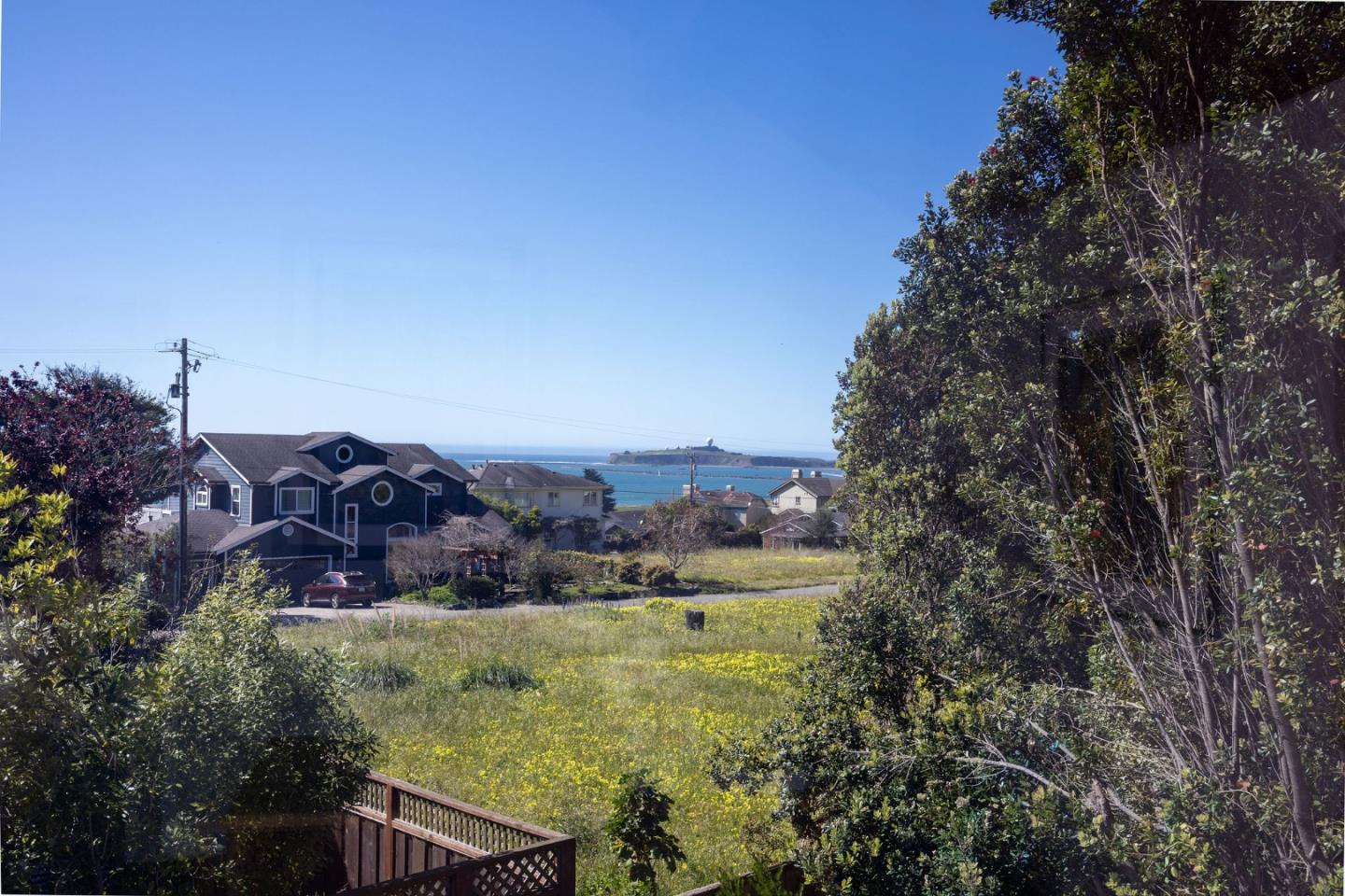 Detail Gallery Image 17 of 53 For 350 6th Ave, Half Moon Bay,  CA 94019 - 3 Beds | 2/1 Baths