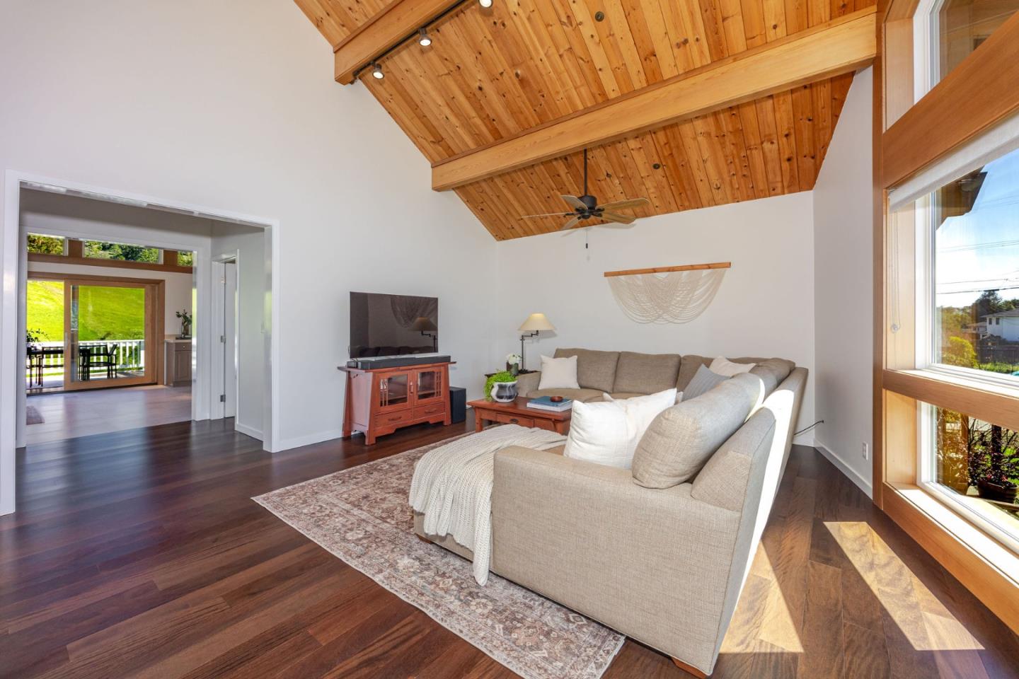 Detail Gallery Image 19 of 53 For 350 6th Ave, Half Moon Bay,  CA 94019 - 3 Beds | 2/1 Baths