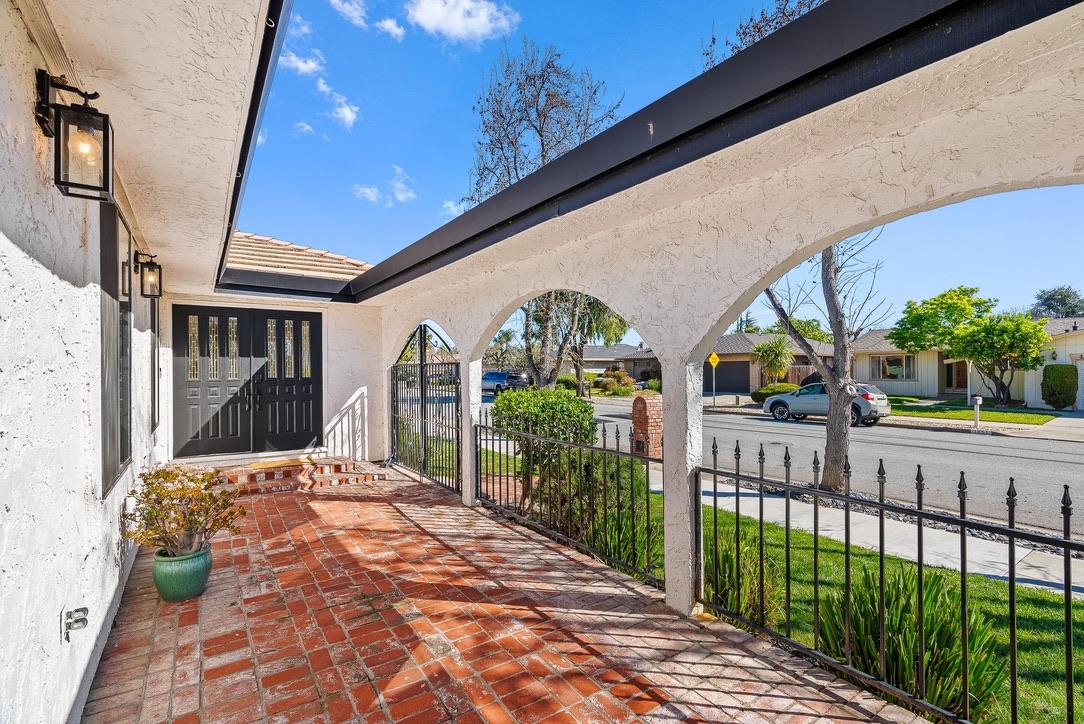 Detail Gallery Image 5 of 49 For 1850 Highland Dr, Hollister,  CA 95023 - 4 Beds | 3 Baths