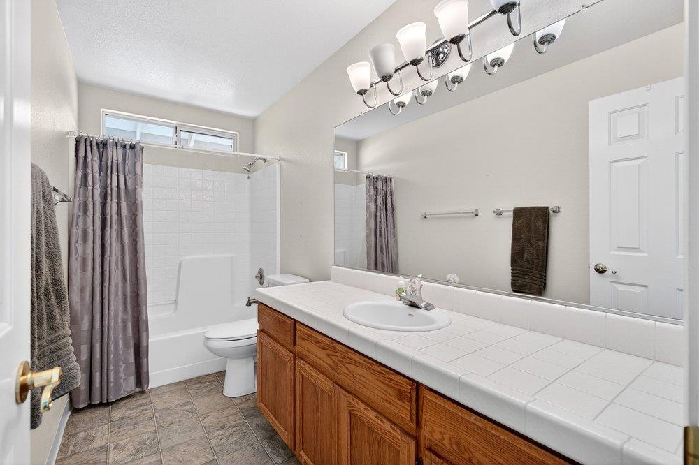 Detail Gallery Image 17 of 50 For 1490 Hilltop Rd, Hollister,  CA 95023 - 4 Beds | 2 Baths