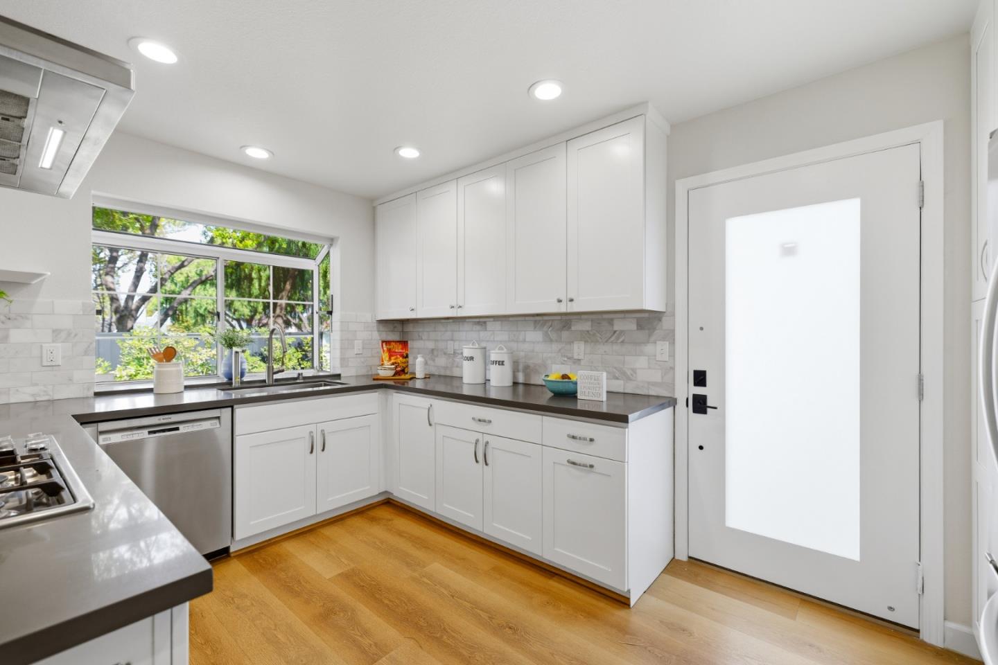 Detail Gallery Image 16 of 62 For 800 Fountain Park Ln, Mountain View,  CA 94043 - 4 Beds | 3 Baths