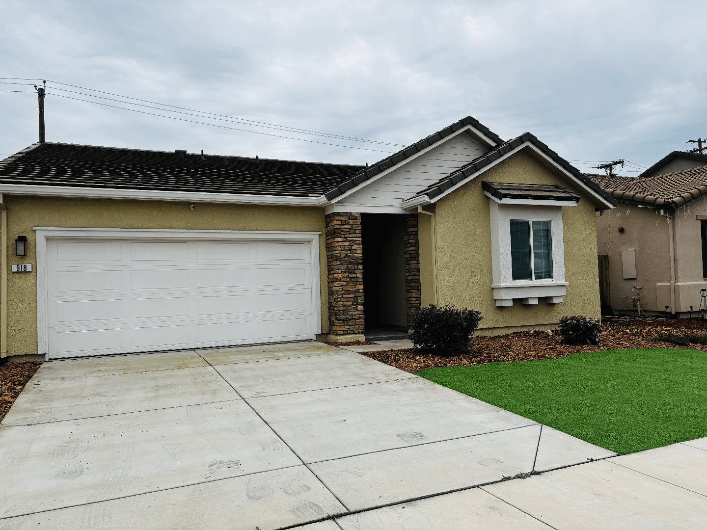 Detail Gallery Image 2 of 9 For 918 E Fargo St, Stockton,  CA 95204 - 4 Beds | 2 Baths