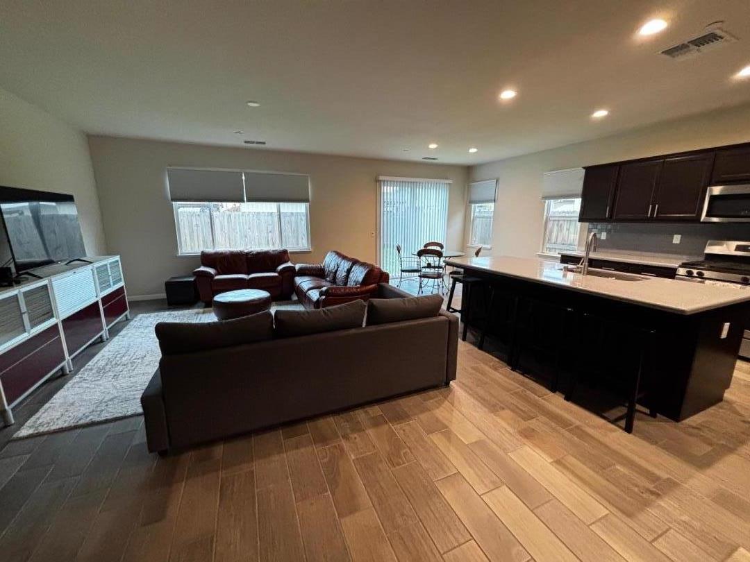 Detail Gallery Image 3 of 9 For 918 E Fargo St, Stockton,  CA 95204 - 4 Beds | 2 Baths