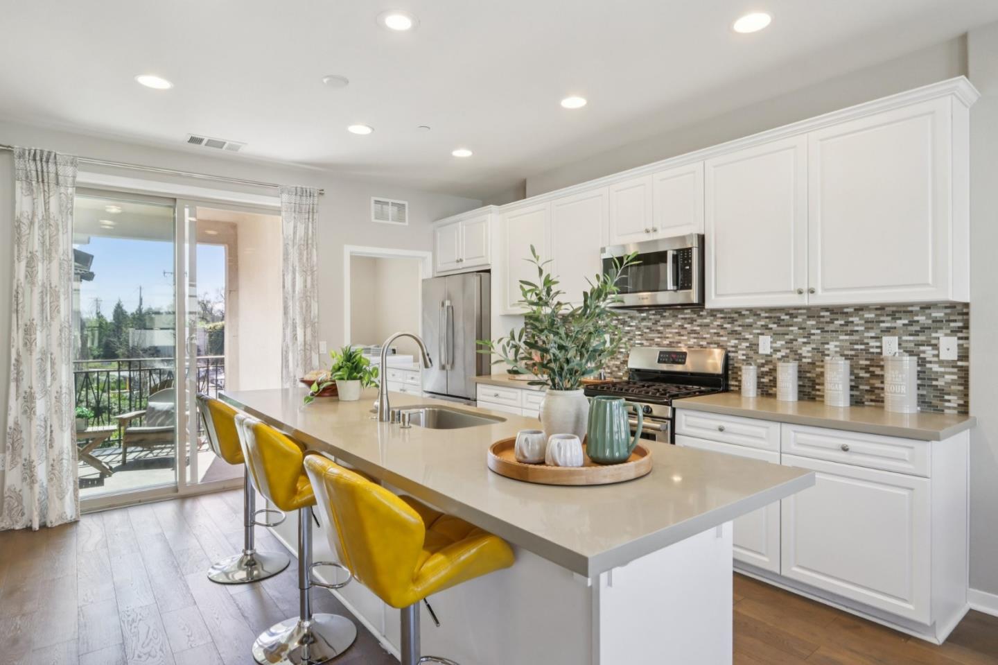 Detail Gallery Image 11 of 33 For 951 Arrowleaf Pl, San Jose,  CA 95131 - 4 Beds | 3/1 Baths