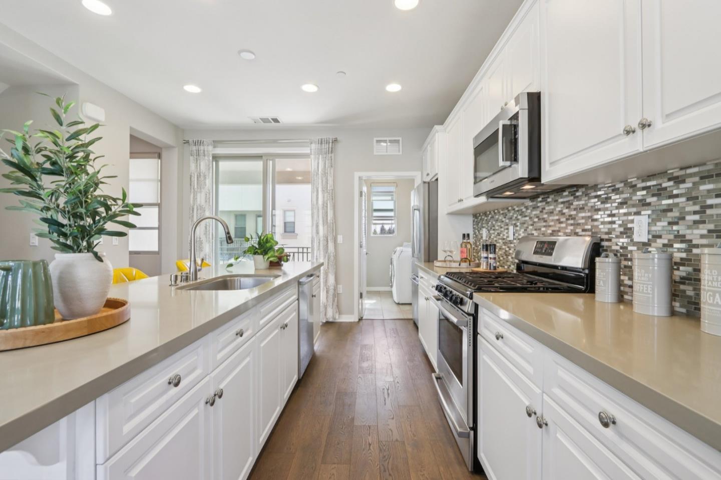 Detail Gallery Image 12 of 33 For 951 Arrowleaf Pl, San Jose,  CA 95131 - 4 Beds | 3/1 Baths