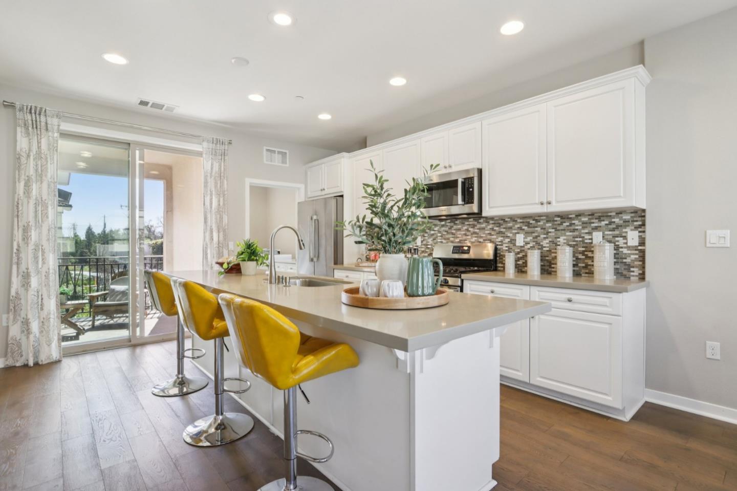 Detail Gallery Image 8 of 33 For 951 Arrowleaf Pl, San Jose,  CA 95131 - 4 Beds | 3/1 Baths