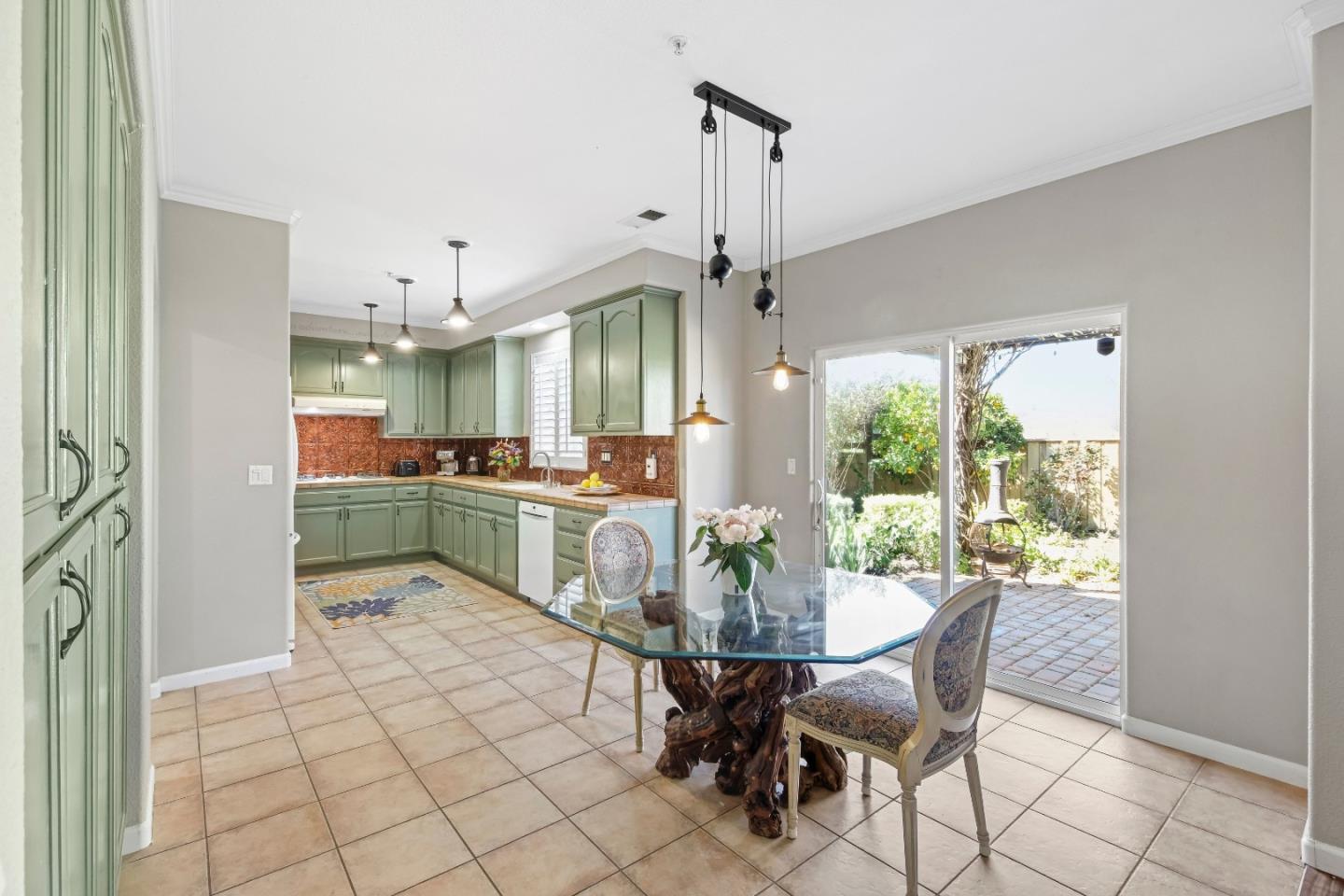 Detail Gallery Image 8 of 28 For 2 Donner St, San Juan Bautista,  CA 95045 - 4 Beds | 2/1 Baths