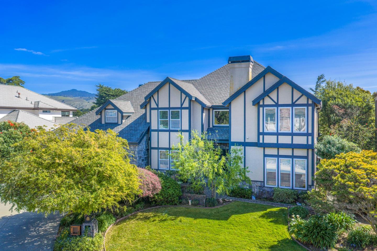 Detail Gallery Image 2 of 12 For 44 Fairway Pl, Half Moon Bay,  CA 94019 - 4 Beds | 3 Baths